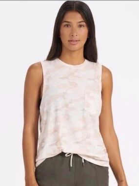 Vuori Sunset Tank size Large in Bisque Camo